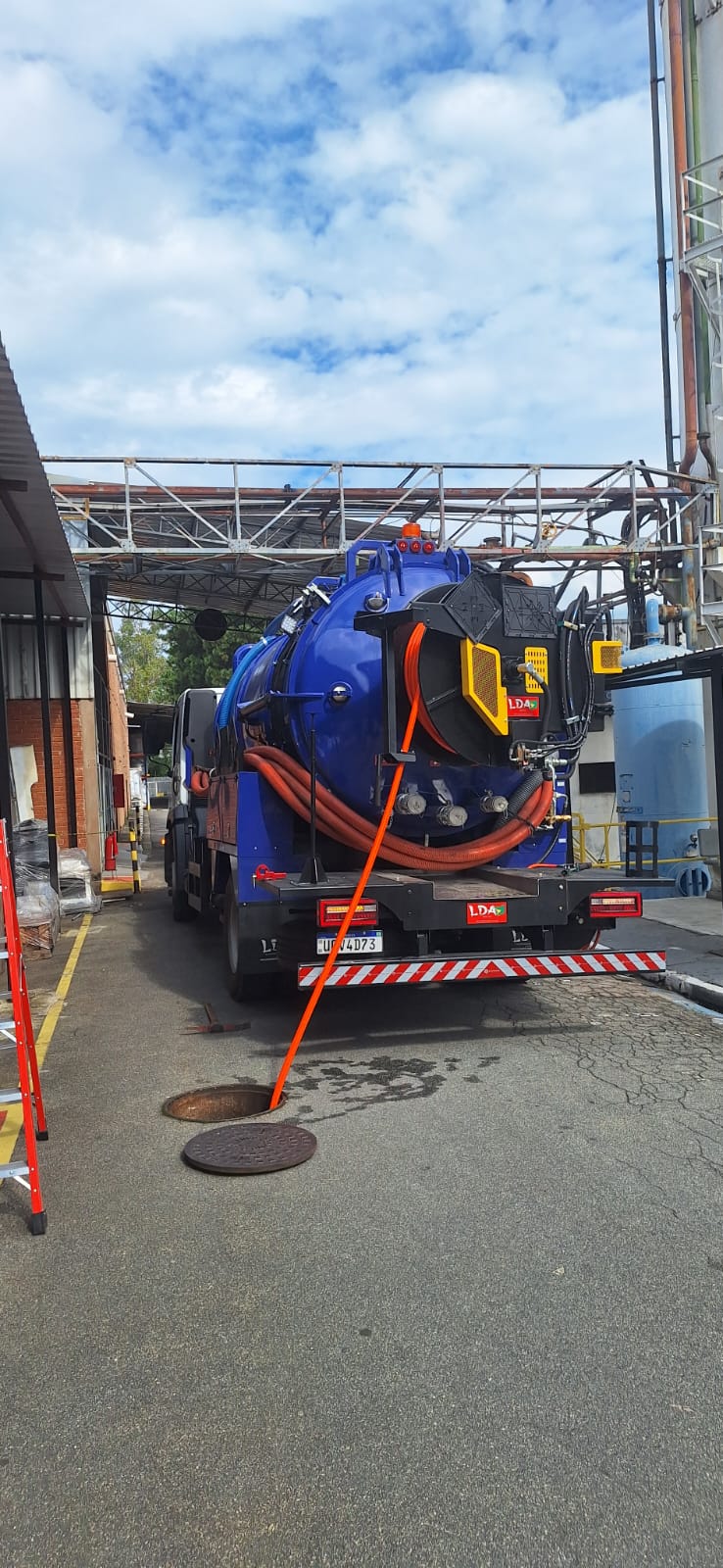 Caminhão auto vácuo DC em operação
